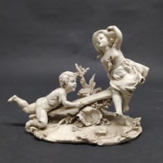 Gruppo ceramico bisquit Triade Benacchio bambini su altalena