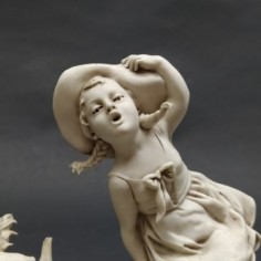Gruppo ceramico bisquit Triade Benacchio bambini su altalena 2