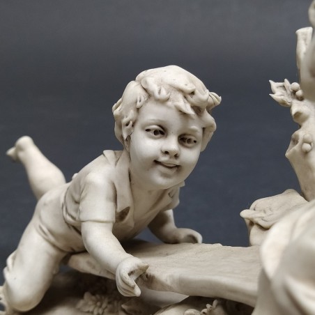 Gruppo ceramico bisquit Triade Benacchio bambini su altalena