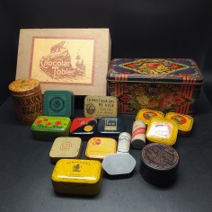 Accumulo di 18 scatole di latta vari tipi e dimensioni mid century vintage