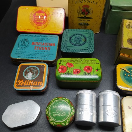 Lotto di 19 scatole di latta vintage, farmaceutiche cosmetiche cancelleria