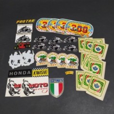 Lotto di 35 adesivi per moto di vario tipo, diverse copie. Ingiallimenti
