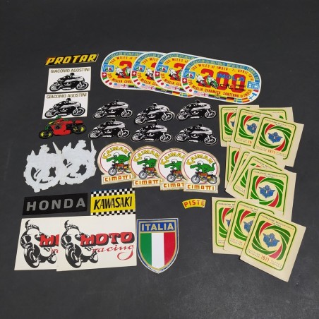 Lotto di 35 adesivi per moto di vario tipo, diverse copie. Ingiallimenti