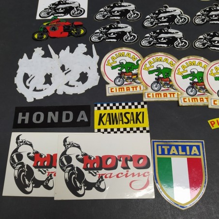 Lotto di 35 adesivi per moto di vario tipo, diverse copie. Ingiallimenti