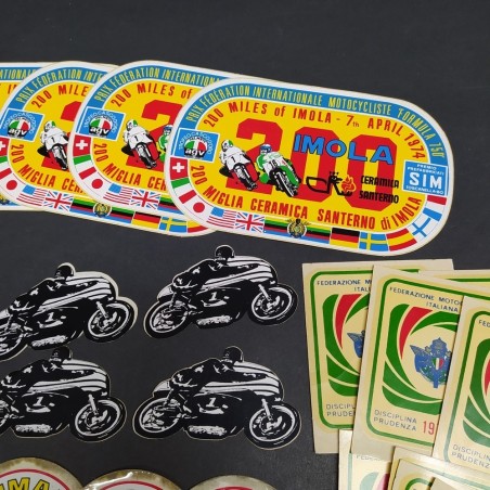 Lotto di 35 adesivi per moto di vario tipo, diverse copie. Ingiallimenti