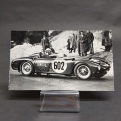 Cartolina del pilota Ascari su vettura Lancia, autografo stampato. Spellature
