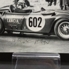 Cartolina del pilota Ascari su vettura Lancia, autografo stampato. Spellature 2