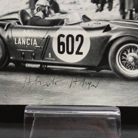 Cartolina del pilota Ascari su vettura Lancia, autografo stampato. Spellature