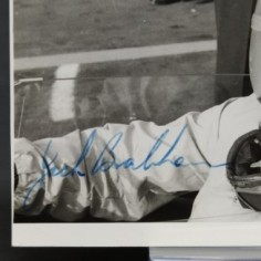 Fotografia del pilota di F1 Jack Brabham con autografo, anni '60. Discreta 2