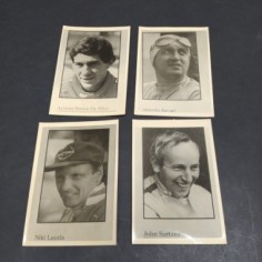 Lotto di 4 foto di piloti di F1 Lauda, Senna, Ascari, Surtees. Ingiallimento