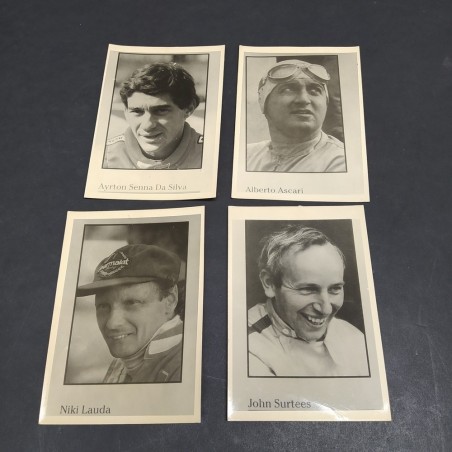 Lotto di 4 foto di piloti di F1 Lauda, Senna, Ascari, Surtees. Ingiallimento