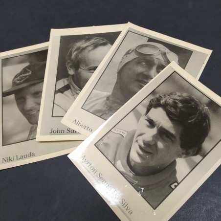 Lotto di 4 foto di piloti di F1 Lauda, Senna, Ascari, Surtees. Ingiallimento