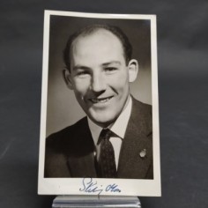 Fotografia del pilota di F1 Stirling Moss con autografo. Condizioni discrete