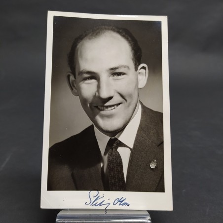 Fotografia del pilota di F1 Stirling Moss con autografo. Condizioni discrete