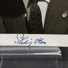 Fotografia del pilota di F1 Stirling Moss con autografo. Condizioni discrete 2