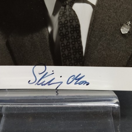 Fotografia del pilota di F1 Stirling Moss con autografo. Condizioni discrete