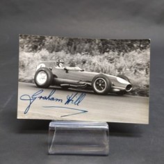 Fotografia del pilota Graham Hill con autografo. Annotazioni sul retro. Discreto