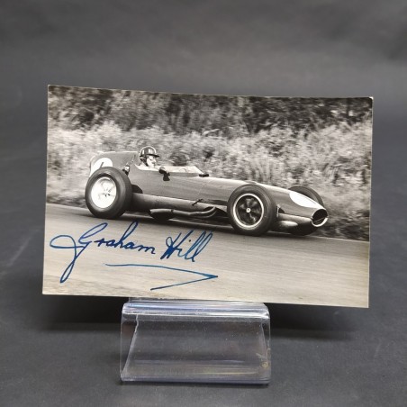 Fotografia del pilota Graham Hill con autografo. Annotazioni sul retro. Discreto