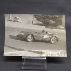 Fotografia di pilota di F1 con autografo non identificato su Maserati anni '50