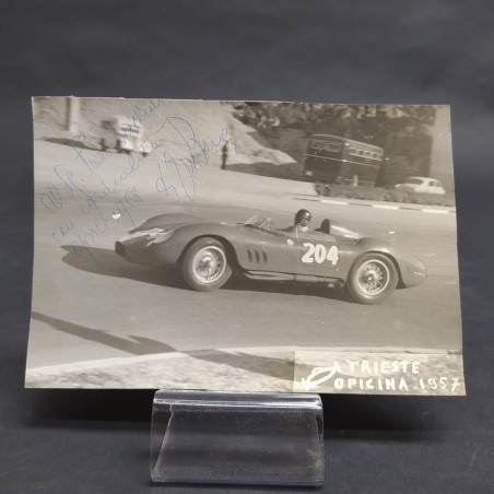 Fotografia di pilota di F1 con autografo non identificato su Maserati anni '50