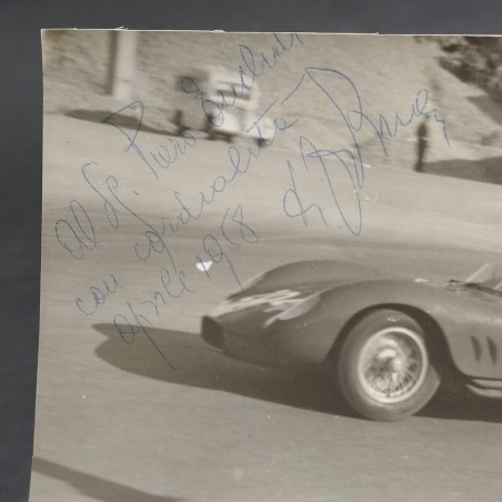 Fotografia di pilota di F1 con autografo non identificato su Maserati anni '50