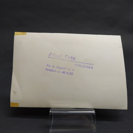 Fotografia di pilota di F1 con autografo non identificato su Maserati anni '50