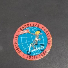 Lotto di 2 adesivi rotondi Club Lambretta per i soci 1964. Condizioni discrete