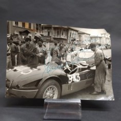 Fotografia di una vettura da corsa Ferrari d'epoca con autografo da identificare