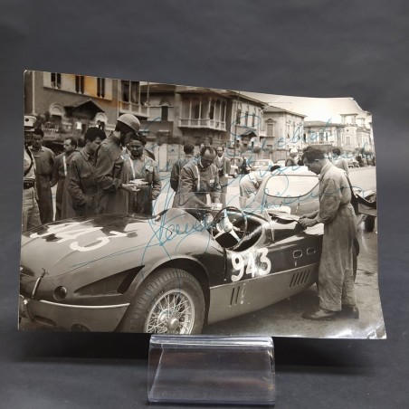 Fotografia di una vettura da corsa Ferrari d'epoca con autografo da identificare