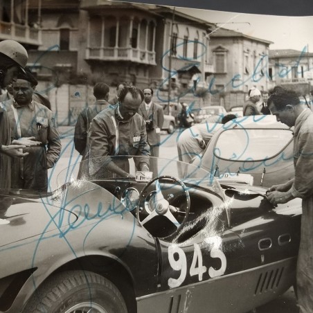 Fotografia di una vettura da corsa Ferrari d'epoca con autografo da identificare