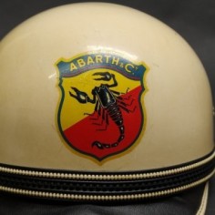 Casco AGV Valenza vintagee con adesivo Abarth, dettagli in pelle. Graffi 2