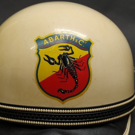 Casco AGV Valenza vintagee con adesivo Abarth, dettagli in pelle. Graffi