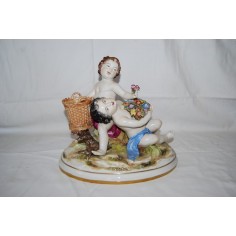 GRUPPO CERAMICO CAPODIMONTE DUE FANCIULLI CON CESTA E FIORI 2