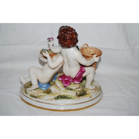 GRUPPO CERAMICO CAPODIMONTE DUE FANCIULLI CON CESTA E FIORI