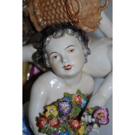 GRUPPO CERAMICO CAPODIMONTE DUE FANCIULLI CON CESTA E FIORI