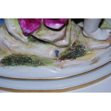 GRUPPO CERAMICO CAPODIMONTE DUE FANCIULLI CON CESTA E FIORI