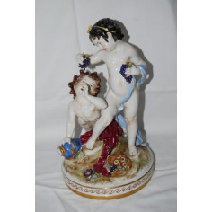 GRUPPO CERAMICO CAPODIMONTE DUE FANCIULLI CON GRAPPOLI D'UVA