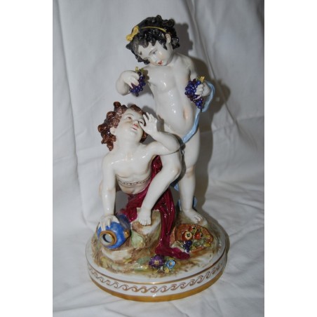 GRUPPO CERAMICO CAPODIMONTE DUE FANCIULLI CON GRAPPOLI D'UVA