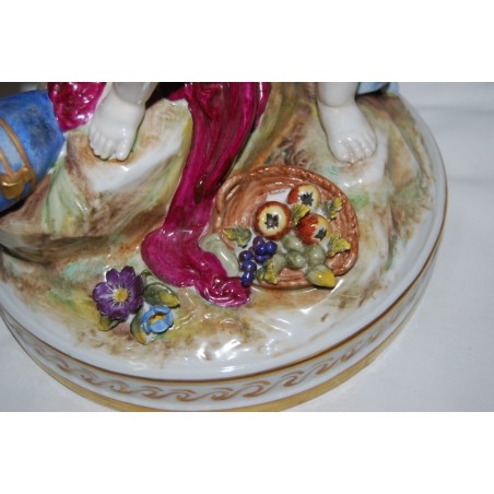 GRUPPO CERAMICO CAPODIMONTE DUE FANCIULLI CON GRAPPOLI D'UVA
