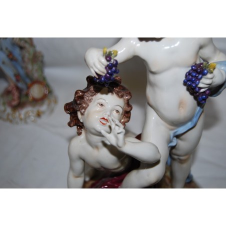 GRUPPO CERAMICO CAPODIMONTE DUE FANCIULLI CON GRAPPOLI D'UVA