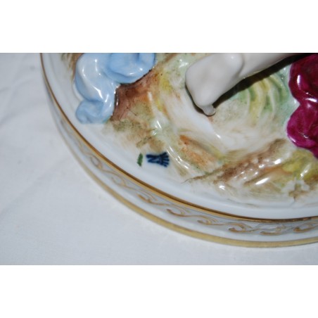 GRUPPO CERAMICO CAPODIMONTE DUE FANCIULLI CON GRAPPOLI D'UVA