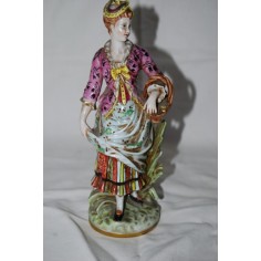 CERAMICA CAPODIMONTE FIGURA FEMMINILE CON CESTO DI VIMINI h. 23 cm