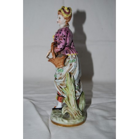 CERAMICA CAPODIMONTE FIGURA FEMMINILE CON CESTO DI VIMINI h. 23 cm