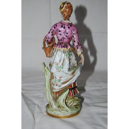 CERAMICA CAPODIMONTE FIGURA FEMMINILE CON CESTO DI VIMINI h. 23 cm