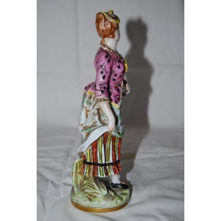 CERAMICA CAPODIMONTE FIGURA FEMMINILE CON CESTO DI VIMINI h. 23 cm