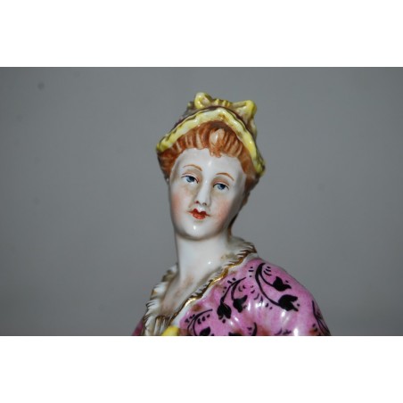 CERAMICA CAPODIMONTE FIGURA FEMMINILE CON CESTO DI VIMINI h. 23 cm