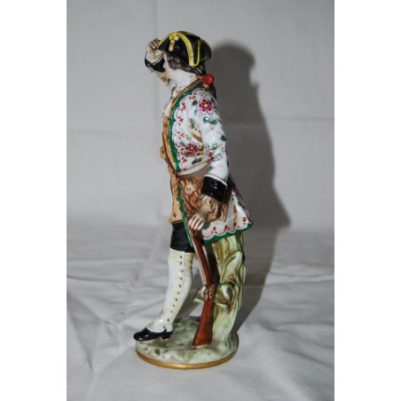 CERAMICA CAPODIMONTE FIGURA MASCHILE CON FUCILE h 23 cm