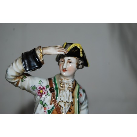 CERAMICA CAPODIMONTE FIGURA MASCHILE CON FUCILE h 23 cm