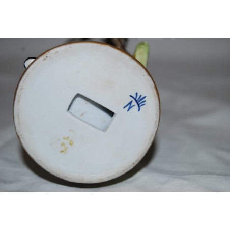 CERAMICA CAPODIMONTE FIGURA MASCHILE CON FUCILE h 23 cm