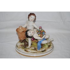 GRUPPO CERAMICO CAPODIMONTE DUE FANCIULLI CON CESTA E FIORI